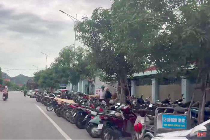 Dù khu vực trước cổng trung tâm y tế đã được lắp đặt biển cấm dừng, đỗ xe nhưng đơn vị trông giữ xe vẫn ngang nhiên chiếm trọn vỉa hè và lòng đường.