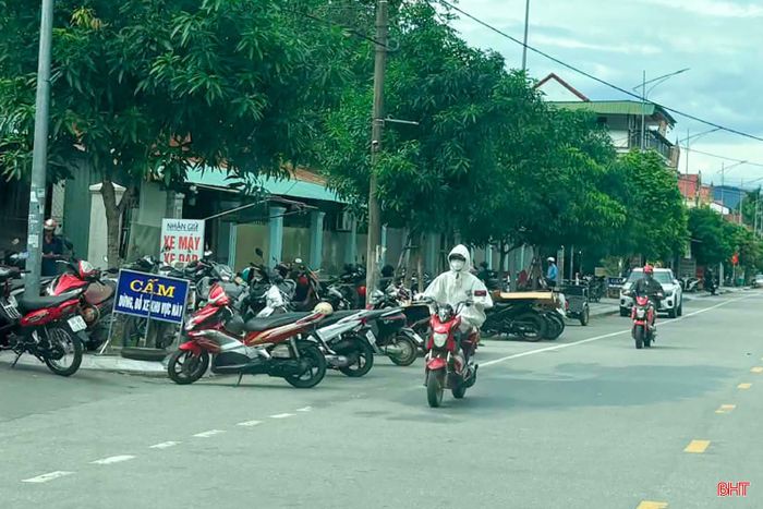 Việc tổ chức điểm trông giữ xe không thể làm ảnh hưởng đến quyền lưu thông của người dân.