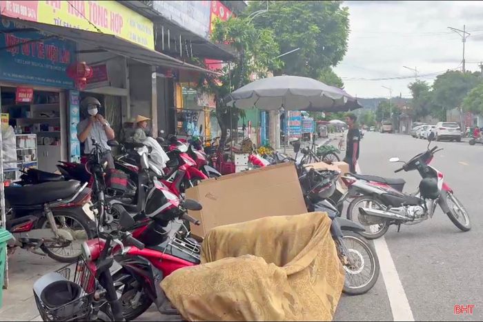 Làn đường đối diện cổng Trung tâm Y tế cũng xuất hiện tình trạng xe máy dừng, đỗ lộn xộn, lấn chiếm gần như toàn bộ một làn đường.