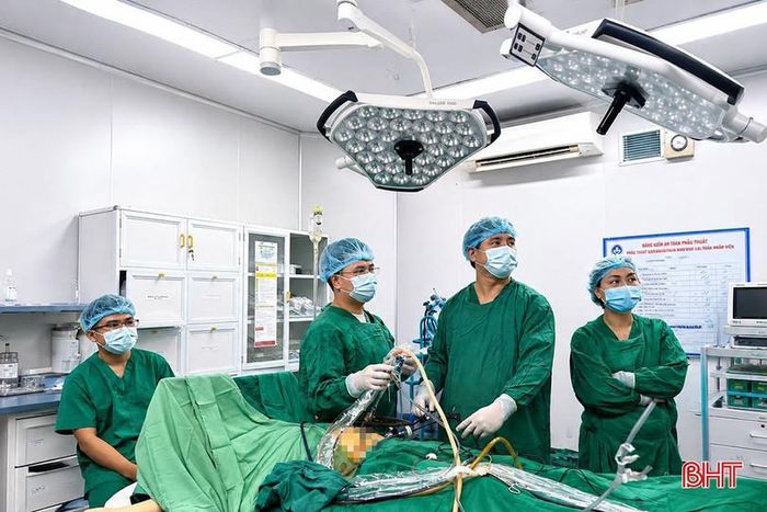 Các bác sĩ của Trung tâm Y tế Thành Sen phối hợp phẫu thuật cho bệnh nhân L.T.N.