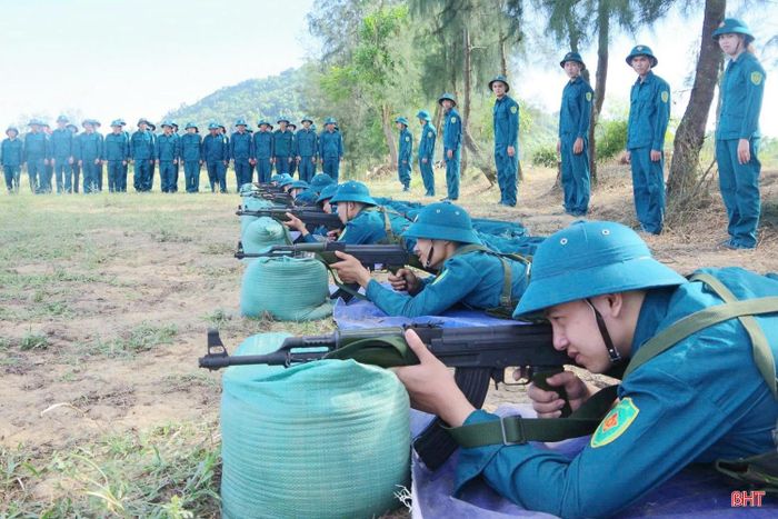 Lực lượng dân quân xã Lộc Hà huấn luyện bổ sung kỹ thuật bắn súng tiểu liên AK, sẵn sàng cho nội dung thực binh “Đánh địch đổ bộ đường biển”.