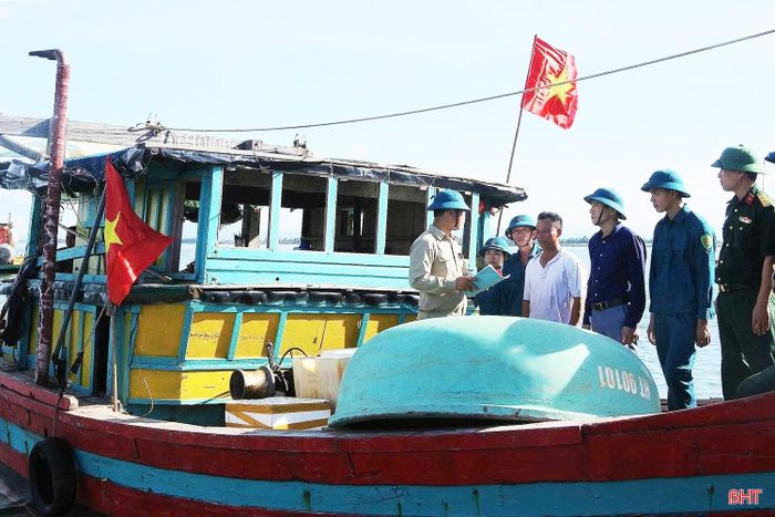 Ban CHQS xã Lộc Hà hướng dẫn ngư dân chấp hành các quy định an toàn trong quá trình luyện tập và thực hành các nội dung thực binh có sử dụng đạn hơi, thuốc nổ.