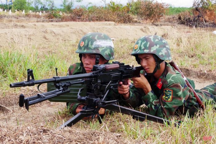 Lực lượng dự bị động viên xã Hà Linh thực hành chế áp mục tiêu trong phần luyện tập thực binh "Đánh địch đổ bộ đường không".
