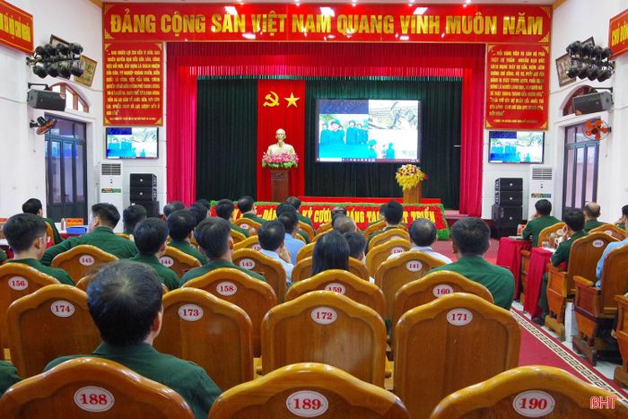 Đại biểu theo dõi video về việc nhận lệnh và thực hiện các bước chuyển lực lượng vũ trang từ trạng thái sẵn sàng chiến đấu lên trạng thái sẵn sàng chiến đấu cao trong diễn tập.