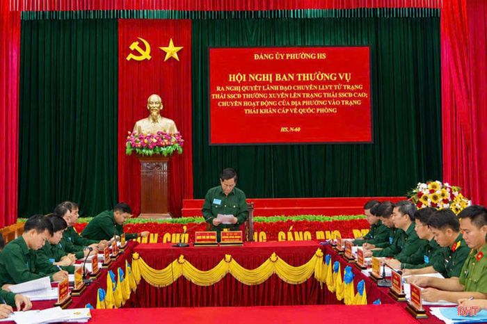 Thường trực Đảng ủy phường Hoành Sơn tổ chức hội nghị Ban Thường vụ, ra nghị quyết lãnh đạo chuyển lực lượng vũ trang từ trạng thái thường xuyên lên trạng thái sẵn sàng chiến đấu cao, chuyển địa phương vào trạng thái khẩn cấp về quốc phòng.