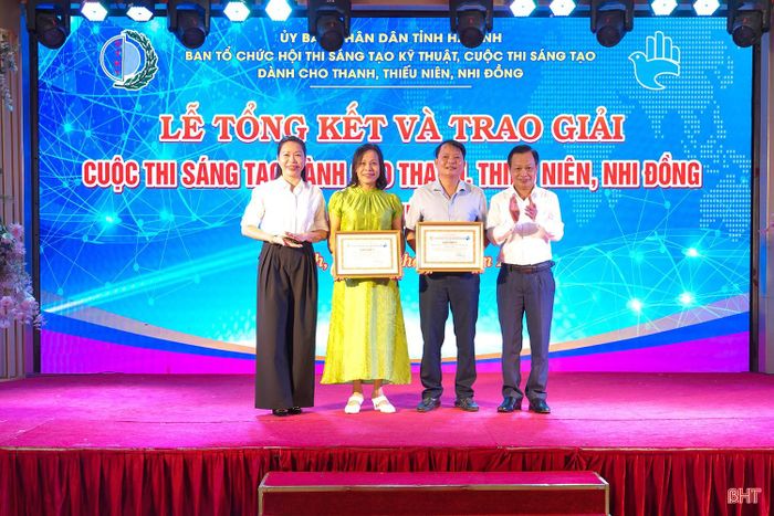 Ban tổ chức trao giấy khen cho 2 tập thể có thành tích xuất sắc trong công tác tuyên truyền, tổ chức cuộc thi tại cơ sở.