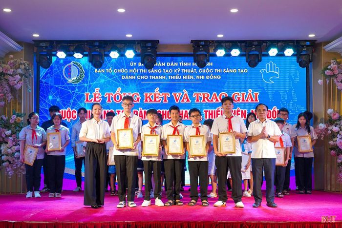 Ban tổ chức trao giải nhất cuộc thi cho nhóm tác giả Nguyễn Đức Hải, Nguyễn Thành Đô, Nguyễn Minh Tiến, Trần Phi Long, Bùi Thành Phong (Trường THCS Lê Văn Thiêm, phường Thành Sen) với đề tài AI Educational Games.