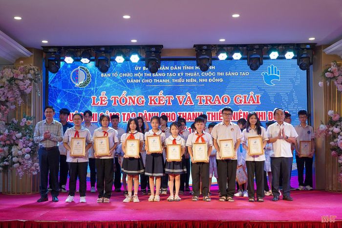 Ban tổ chức cũng đã trao 3 giải nhì cho các tác giả, nhóm tác giả.