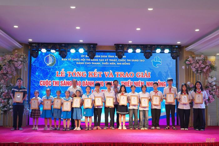 ... và 15 giải khuyến khích.