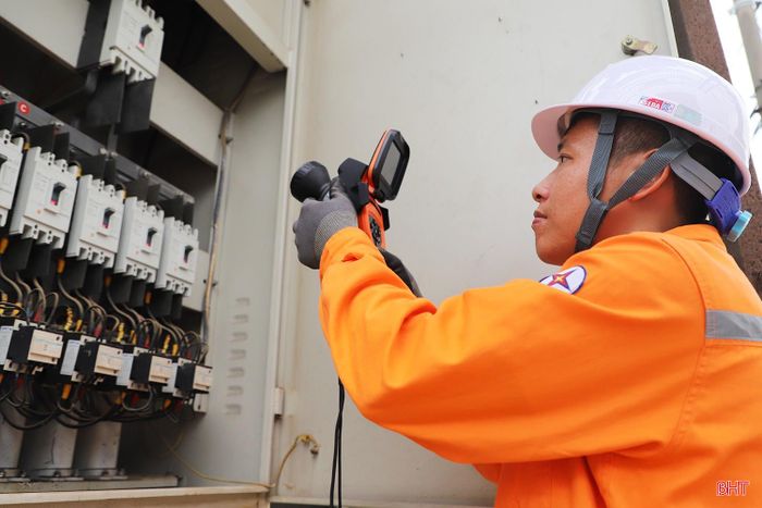 Nhân viên Điện lực Hương Khê kiểm tra các chỉ số vận hành trên lưới.