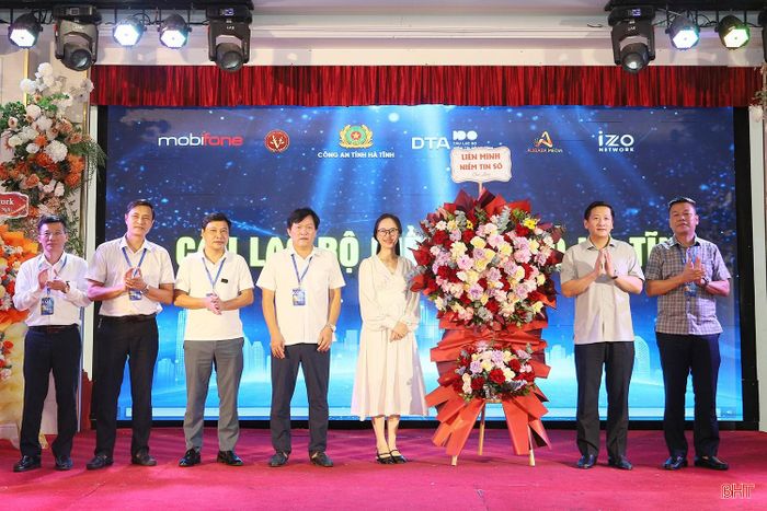 Đại diện Liên minh Niềm tin số tặng hoa chúc mừng CLB Niềm tin số Hà Tĩnh.