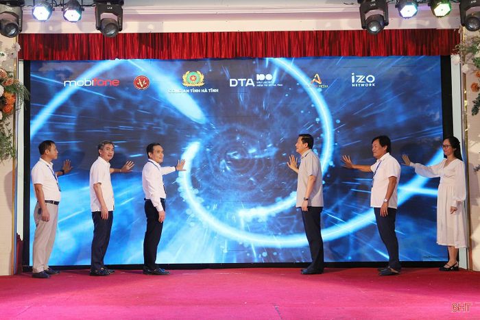 Đại biểu thực hiện nghi thức ra mắt CLB Niềm tin số Hà Tĩnh.