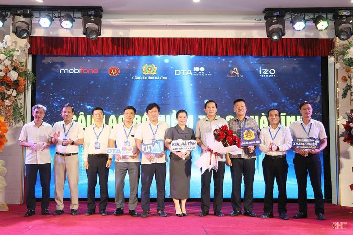 Lãnh đạo các sở, ngành tặng hoa chúc mừng CLB Niềm tin số Hà Tĩnh.