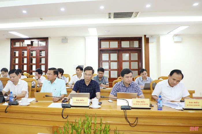 Đại biểu tham dự cuộc họp.