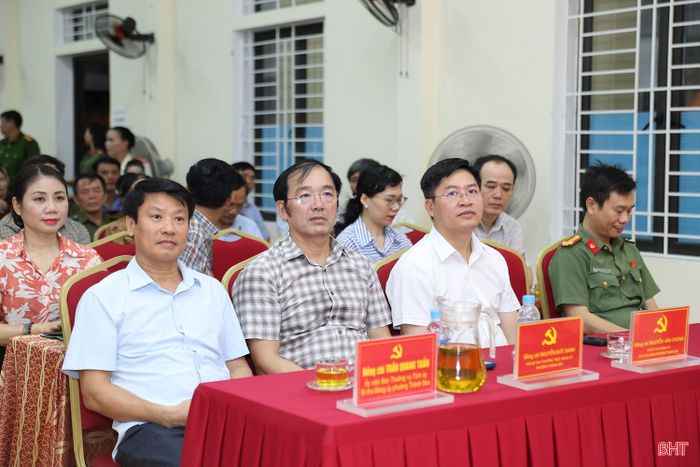 Đại biểu tham dự chương trình.