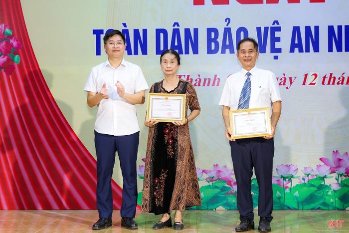 Lãnh đạo phường Thành Sen trao giấy khen cho các cá nhân, tổ chức có thành tích tiêu biểu trong phong trào toàn dân bảo vệ ANTQ.