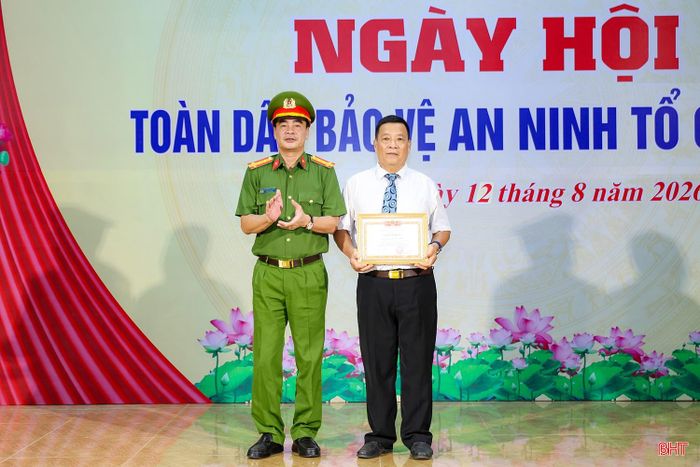 Lãnh đạo Công an tỉnh trao giấy khen của Giám đốc Công an tỉnh cho ông Nguyễn Văn Phú - Tổ trưởng TDP 30.