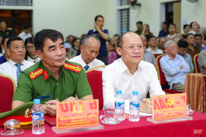 Đồng chí Nguyễn Hồng Lĩnh - Phó Bí thư Thường trực Tỉnh ủy, Chủ tịch HĐND tỉnh và đại biểu tham dự chương trình.