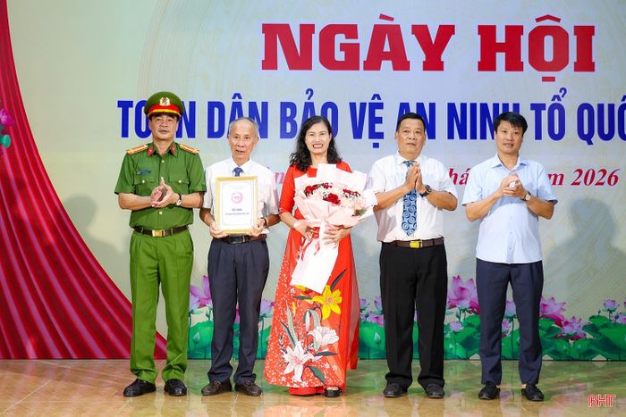 Lãnh đạo phường Thành Sen và Công an tỉnh trao chứng nhận TDP 30 đạt tiêu chí địa bàn không ma túy.