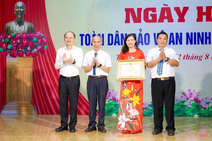 Đồng chí Nguyễn Hồng Lĩnh trao bằng khen của Chủ tịch UBND tỉnh cho cán bộ và Nhân dân TDP 30.