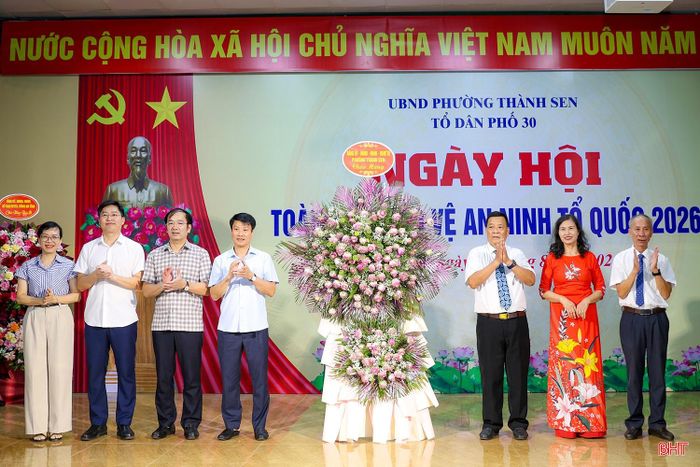 Lãnh đạo phường Thành Sen tặng hoa chúc mừng cán bộ, người dân TDP 30.