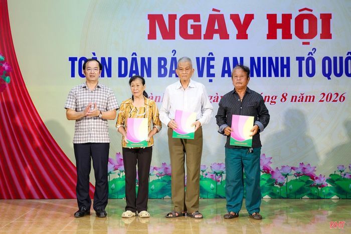 Lãnh đạo phường Thành Sen trao các phần quà động viên gia đình chính sách và các hộ gia đình hoàn cảnh khó khăn.