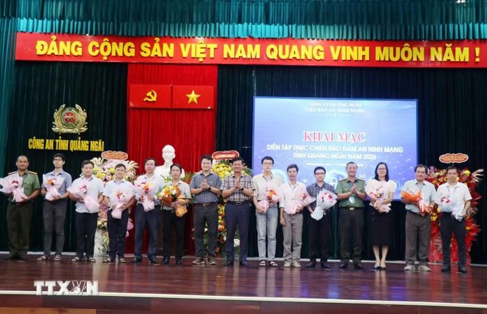 Trưởng Ban Tuyên giáo và Dân vận tỉnh Quảng Ngãi Ngô Văn Trọng tặng hoa chúc mừng các Đội diễn tập. (Ảnh: Phạm Cường/TTXVN)
