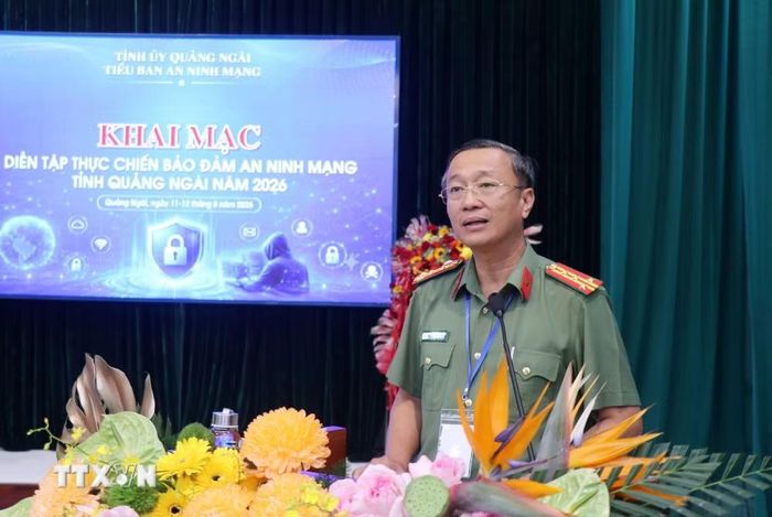 Đại tá Nguyễn Thành Long, Phó Giám đốc Công an tỉnh, thành viên Tiểu ban An ninh mạng tỉnh, Đội trưởng Đội ứng cứu sự cố an toàn thông tin mạng tỉnh Quảng Ngãi, phát biểu tại Hội nghị. (Ảnh: Phạm Cường/TTXVN)