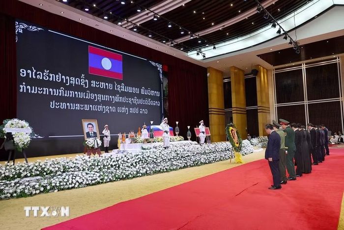 Chủ tịch Quốc hội Trần Thanh Mẫn dẫn đầu Đoàn đại biểu cấp cao của Đảng, Nhà nước Việt Nam viếng đồng chí Xaysomphone Phomvihane, Ủy viên Bộ Chính trị, Chủ tịch Quốc hội Lào. (Ảnh: Doãn Tấn/TTXVN)