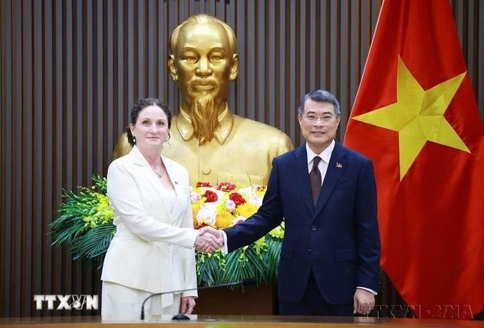 Thủ tướng Lê Minh Hưng tiếp Đại sứ New Zealand Caroline Beresford (Hà Nội, 30/7/2026). (Ảnh: Dương Giang/TTXVN)