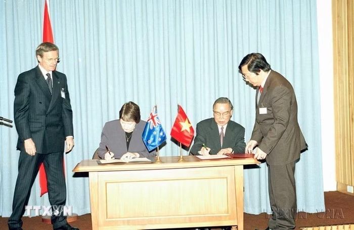 Trong chuyến thăm chính thức New Zealand năm 2005, Thủ tướng Phan Văn Khải và Thủ tướng New Zealand Helen Clark ký Tuyên bố chung hai nước (9/5/2005). (Ảnh: Thế Thuần/TTXVN)