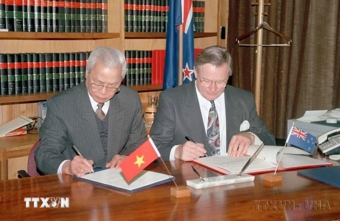 Thủ tướng New Zealand Jim Bolger và Thủ tướng Võ Văn Kiệt ký tắt Hiệp định hợp tác kinh tế, thương mại Việt Nam - New Zealand (26/5/1993). (Ảnh: Minh Đạo/TTXVN)