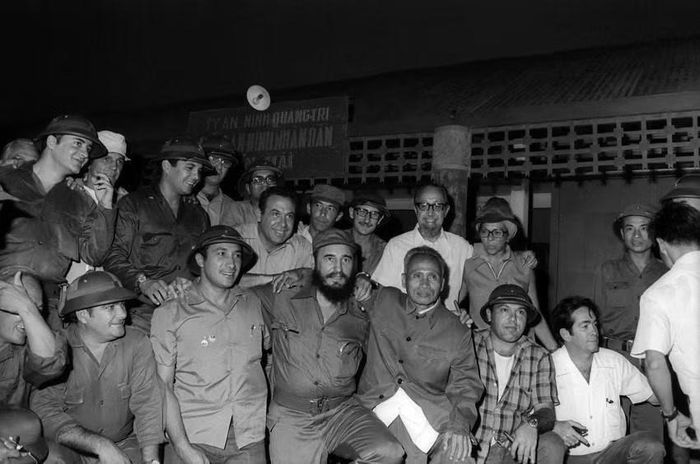 Đồng chí Fidel Castro, Thủ tướng Chính phủ Cách mạng Cuba, Bí thư Thứ nhất Ban Chấp hành Trung ương Đảng Cộng sản Cuba cùng Đoàn đại biểu Đảng và Chính phủ Cách mạng Cuba chụp ảnh kỷ niệm bên đồn An ninh Nhân dân Bến Hải, địa cầu của miền Nam trong chuyến đến thăm vùng Giải phóng miền Nam Việt Nam, ngày 15/9/1973. (Ảnh: TTXVN)