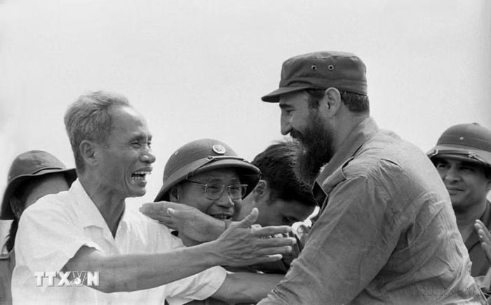 Thủ tướng Cuba Fidel Castro cùng Thủ tướng Phạm Văn Đồng trong cuộc míttinh của nhân dân Quảng Trị chào mừng đoàn đại biểu Cuba đến thăm vùng Giải phóng miền Nam Việt Nam, ngày 15/9/1973. (Ảnh: Tư liệu TTXVN)