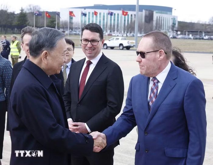 Quan chức Australia tiễn Tổng Bí thư, Chủ tịch nước Tô Lâm tại sân bay quốc tế Canberra. (Ảnh: Thống Nhất/TTXVN)