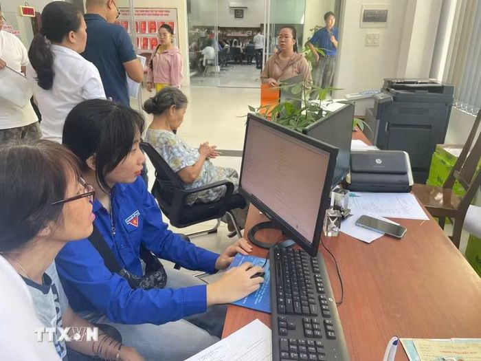 Tổ công nghệ số cộng đồng hướng dẫn người dân thực hiện các thủ tục hành chính trực tuyến. (Ảnh minh họa: Mỹ Hà/TTXVN)