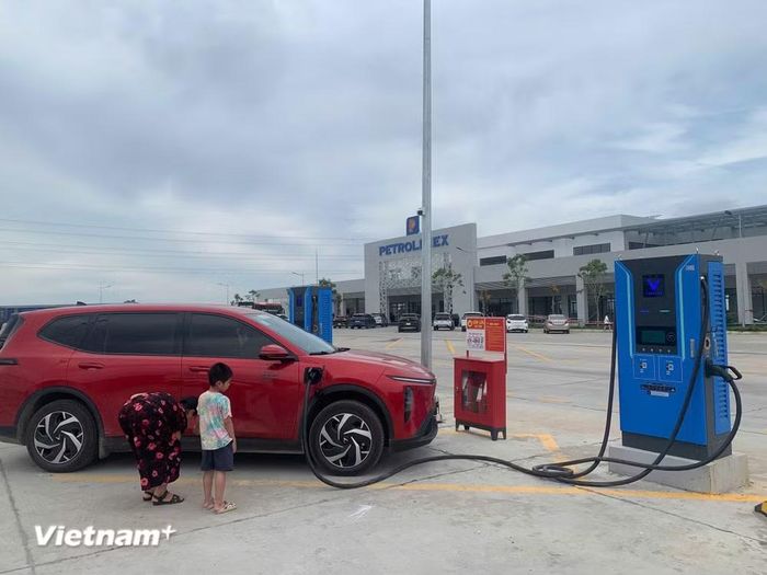 Một trụ sạc xe điện được bố trí tại trạm dừng nghỉ trên tuyến cao tốc Bắc-Nam. (Ảnh: Việt Hùng/Vietnam+)