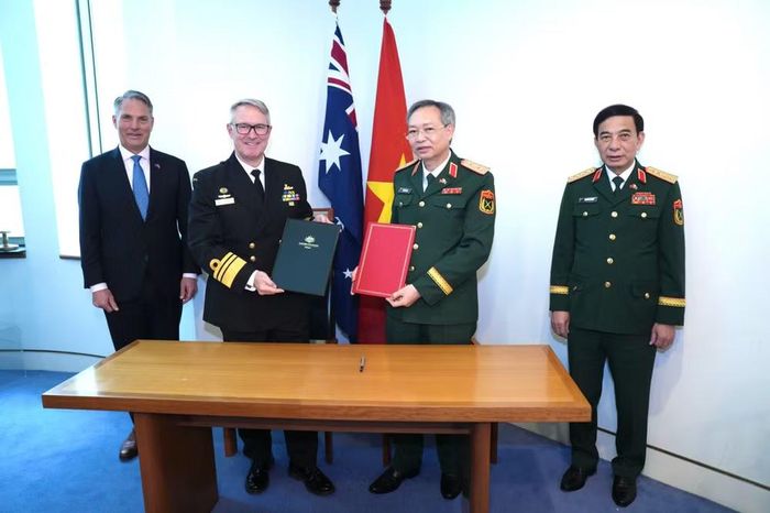 Trong khuôn khổ hoạt động của Đại tướng Phan Văn Giang tại Australia, hai bên cũng trao 3 văn kiện hợp tác về tìm kiếm cứu nạn, biên phòng và cảnh sát biển. (Ảnh: Thu Trang/Vietnam+)