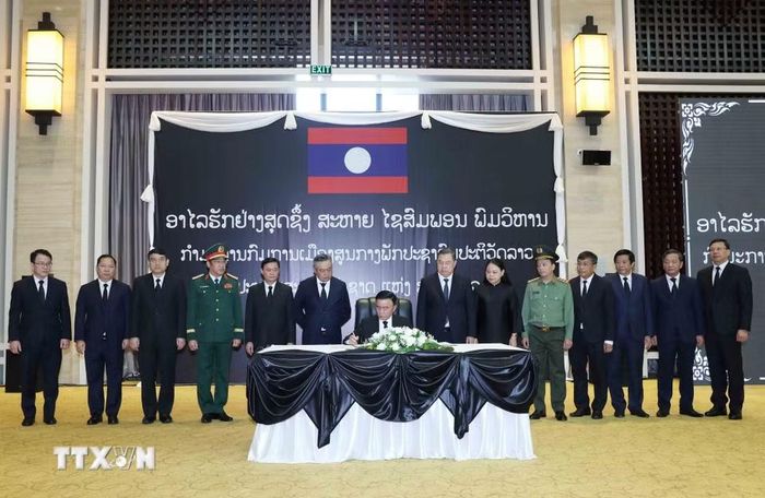 Thường trực Ban Bí thư Trần Cẩm Tú ghi sổ tang. (Ảnh: Phương Hoa/TTXVN)
