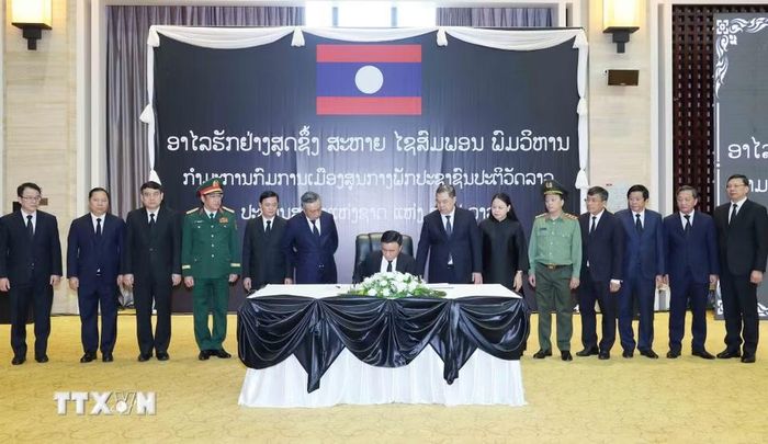 Thường trực Ban Bí thư Trần Cẩm Tú ghi sổ tang. (Ảnh: Phương Hoa/TTXVN)