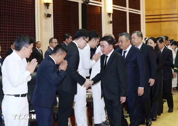 Thường trực Ban Bí thư Trần Cẩm Tú dẫn đầu Đoàn cấp cao Đảng Cộng sản Việt Nam viếng và chia buồn sâu sắc tới gia quyến đồng chí Xaysomphone Phomvihane, Ủy viên Bộ Chính trị, Chủ tịch Quốc hội Lào. (Ảnh: Phương Hoa/TTXVN)