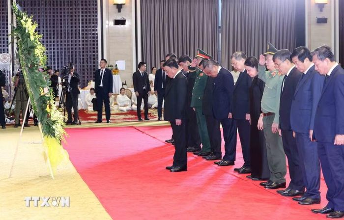 Thường trực Ban Bí thư Trần Cẩm Tú dẫn đầu Đoàn cấp cao Đảng Cộng sản Việt Nam viếng đồng chí Xaysomphone Phomvihane, Ủy viên Bộ Chính trị, Chủ tịch Quốc hội Lào. (Ảnh: Phương Hoa/TTXVN)