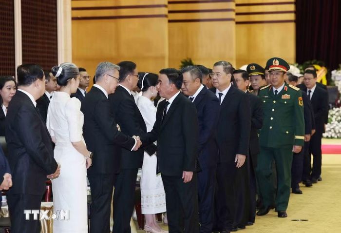 Thường trực Ban Bí thư Trần Cẩm Tú dẫn đầu Đoàn cấp cao Đảng Cộng sản Việt Nam viếng và chia buồn sâu sắc tới gia quyến đồng chí Xaysomphone Phomvihane, Ủy viên Bộ Chính trị, Chủ tịch Quốc hội Lào. (Ảnh: Phương Hoa/TTXVN)