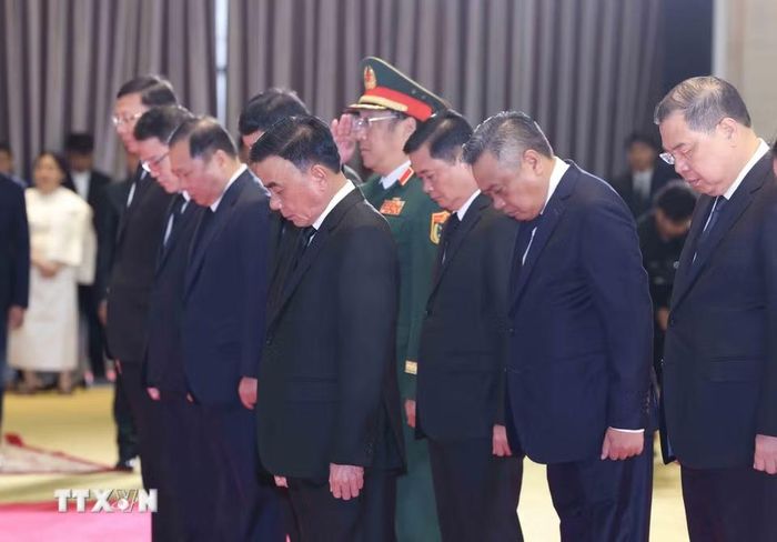 Thường trực Ban Bí thư Trần Cẩm Tú dẫn đầu Đoàn cấp cao Đảng Cộng sản Việt Nam viếng đồng chí Xaysomphone Phomvihane, Ủy viên Bộ Chính trị, Chủ tịch Quốc hội Lào. (Ảnh: Phương Hoa/TTXVN)