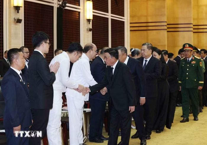 Thường trực Ban Bí thư Trần Cẩm Tú dẫn đầu Đoàn cấp cao Đảng Cộng sản Việt Nam viếng và chia buồn sâu sắc tới gia quyến đồng chí Xaysomphone Phomvihane, Ủy viên Bộ Chính trị, Chủ tịch Quốc hội Lào. (Ảnh: Phương Hoa/TTXVN)