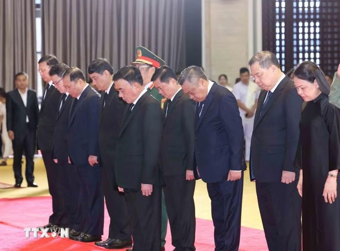 Thường trực Ban Bí thư Trần Cẩm Tú dẫn đầu Đoàn cấp cao Đảng Cộng sản Việt Nam viếng đồng chí Xaysomphone Phomvihane, Ủy viên Bộ Chính trị, Chủ tịch Quốc hội Lào. (Ảnh: Phương Hoa/TTXVN)