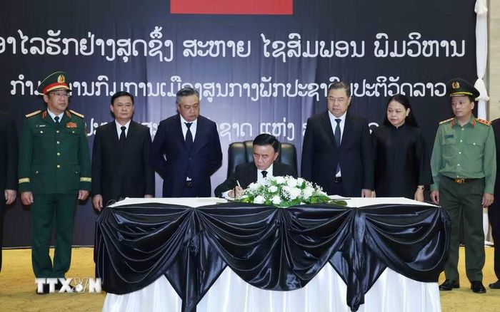 Thường trực Ban Bí thư Trần Cẩm Tú ghi sổ tang. (Ảnh: Phương Hoa/TTXVN)