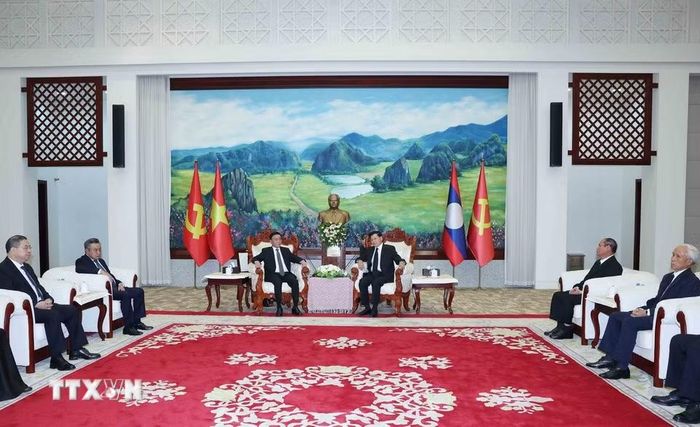 Thường trực Ban Bí thư Trần Cẩm Tú hội kiến Tổng Bí thư, Chủ tịch nước Lào Thongloun Sisoulith. (Ảnh: Phương Hoa/TTXVN)