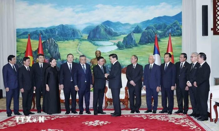 Thường trực Ban Bí thư Trần Cẩm Tú chia buồn sâu sắc tới Tổng Bí thư, Chủ tịch nước Lào Thongloun Sisoulith, các lãnh đạo cấp cao Lào và gia quyến đồng chí Saysomphone Phomvihane. (Ảnh: Phương Hoa/TTXVN)
