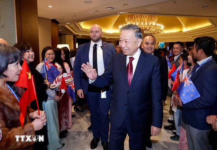 Cán bộ, nhân viên Đại sứ quán và đại diện cộng đồng người Việt Nam tại New Zealand đón Tổng Bí thư, Chủ tịch nước Tô Lâm. (Ảnh: Thống Nhất/TTXVN)